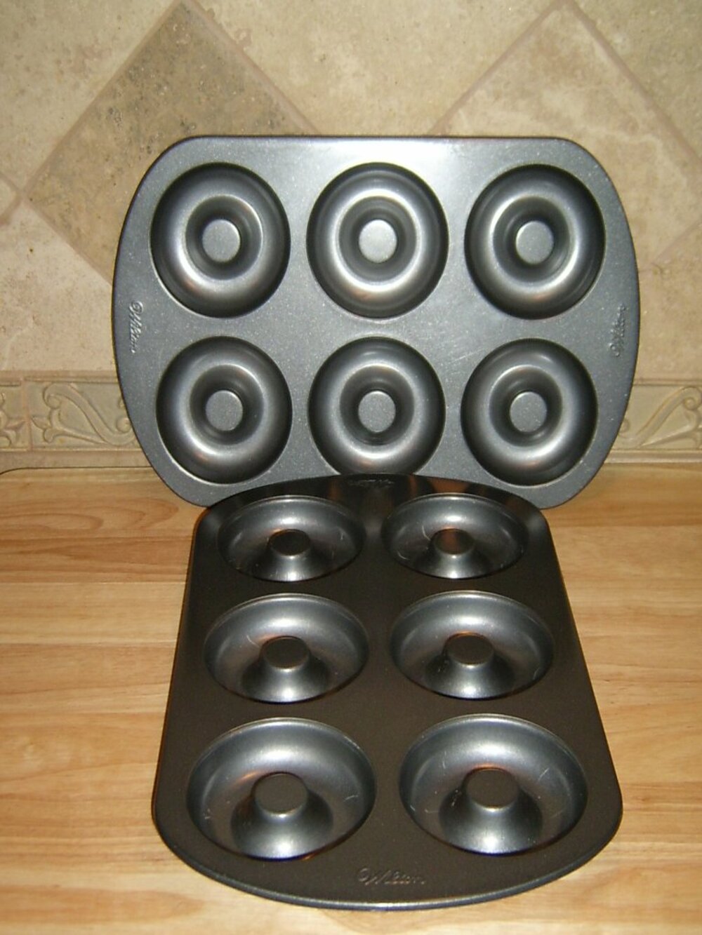 Wilton Set of 2 Doughnut Baking Pans, VGUC